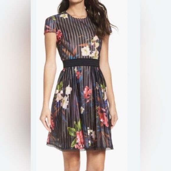 Chelsea 28 floral print Cup sleeve open back fit & flare dress size M - Picture 1 of 9